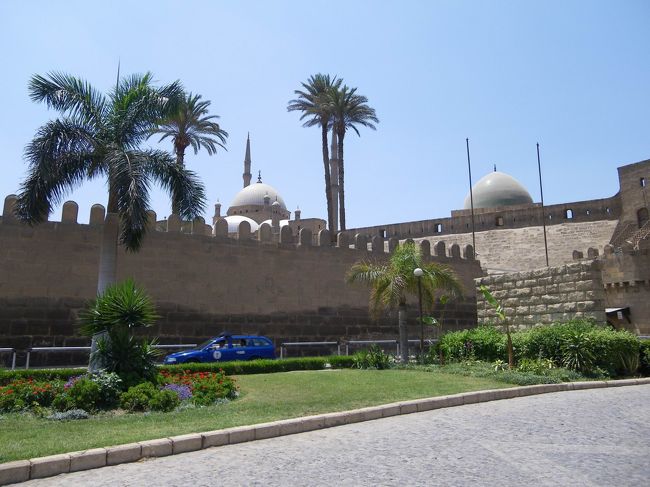 【シタデル】☆<br /><br />最後の目的地は、シタデルで、「ガーマ・ムハンマド・アリ」というカイロのシンボルがある場所です。<br />シタデルはとても広くて、まず入り口の門から内部に入る場所まで緩い坂を200Ｍくらい歩きます。<br />入り口の門でも、内部に入る場所でも、やはりセキュリティチェックがあって、ここでは三脚の持込もＮＧでした。<br />ひどいことに、三脚を預けたら、カメラ持ち込みもダメ！って言われて、他の人たちはみんなＯＫなのになんであたしだけ！？って思って、「だめなの？」ってもう一度聞いたら「チップくれたらいいよ」だって。<br />結局、チップを渡してカメラを持っていっていいことになり、…でもかなり損した気分です！<br />エジプトでは、三脚を使う場所が全然ないので、むしろ持っていない方が便利だったかも…。