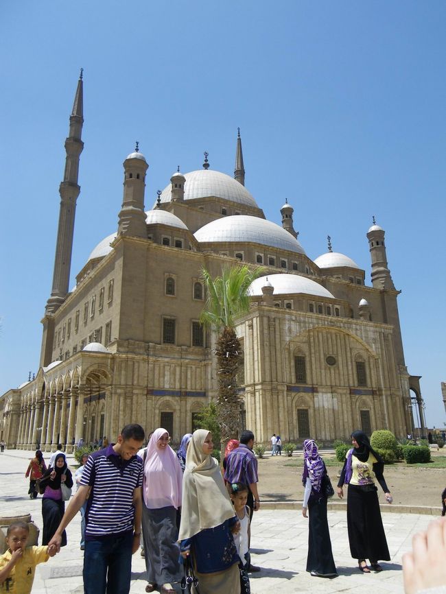 【ガーマ・ムハンマド・アリ】☆<br /><br />シタデルの中に入って、少し歩くと見えてきました！<br />イスタンブールのモスクを真似して造ったんだそうです。<br />当たり前ですが、エジプトはイスラム教の国なので、ほとんどの女性がストールを巻いていました。もっと厳格なイスラム教徒の方もたくさんいて、全身真っ黒に覆っていて目だけ出している方も。<br />こういう景色も、日本ではまず見たことがなかったので不思議な感覚でした。<br />でも、よく見るとみなさん、ストールにとてもきれいな刺繍がしてあったり、デザインがかわいかったり、オシャレの1つにしているんだな〜って思いました。