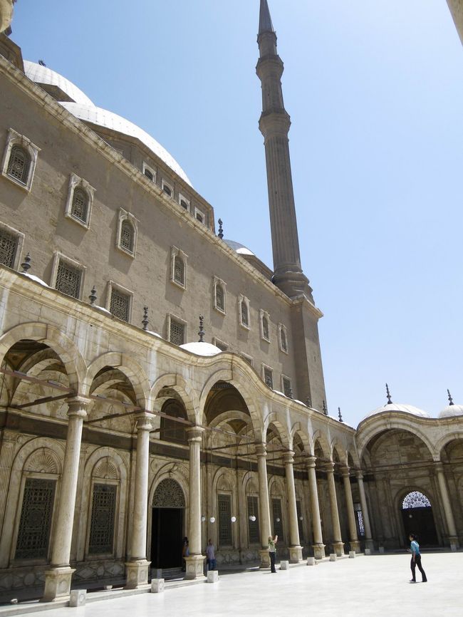 ぐるっと周って逆側に入り口があります。<br />この時点で、靴はぬいで中に入るのだけど、どこかの若者がガーマから出た瞬間、靴を履こうとしていたのでイスラム教徒の方に、すごく怒られていました；<br />イスラム教徒にとったら、すごく神聖な場所なわけですから、それは怒りますよね。<br />あたしがビクっとしてたら、こっちを向いてその怒ってた方が、ニコっとしながら「どうぞ！入ってください」って(笑)