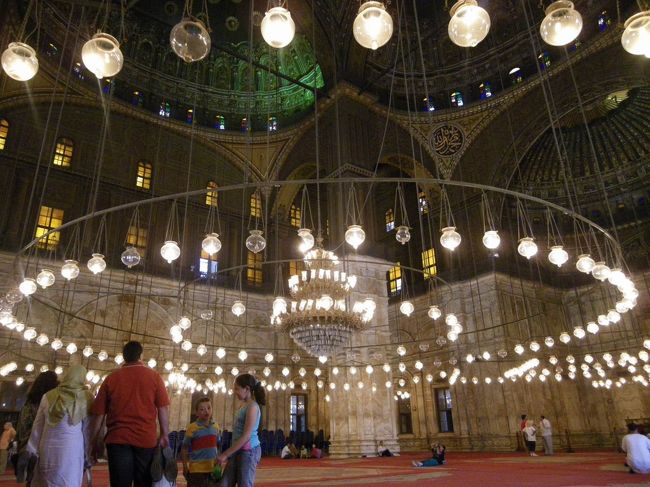 ガーマの中はこんな感じで、とても壮観☆きれい〜♪<br /><br />しばらくボ〜っと座り込んで眺めていたところ、「写真を撮って」って言ってきたイスラムの方がいたので、「ＯＫ」って答えた所、どうやらあたし達と一緒に写真が撮りたかったらしく、1人1人交代で一緒に撮って帰っていきました(笑)<br />よっぽど日本人が珍しかったのかなぁ…よっぽど変わったものだと思ったのか（＾＾；