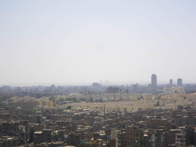 ガーマ前の高台からは、カイロの街が一望できます。<br />天気がとてもよかったので、遠くにギザのピラミッドも見えました〜（≧▽≦）♪