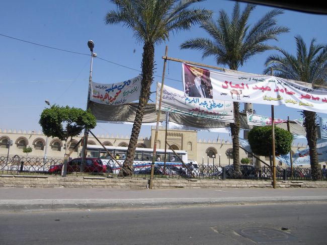 本当は、シタデルの後に、オールドカイロもとても良いよってサーコがオススメしてくれたので、寄ってからホテルに帰る予定だったのですが、飲み物ももうなくて暑さでバテてしまっていたので、これからの旅もまだ長いし無理はいかん！てことで、オールドカイロには行かずにホテルに戻ってもらうことにしました。<br /><br />サーコはとても残念がっていたけど、「じゃあ車窓からでも」って途中で通ってくれた♪<br />下町っぽい雰囲気で、歩いたらおもしろそう！<br />それに、キリスト教の建物とイスラム教の建物が隣り合わせに建っていたりして、なんだか不思議な感じでした。<br /><br />お世話になったサーコともお別れ。<br />ちょっとしか接してなくても、どんなときでも別れは寂しい…。<br />でも、本当にいい運転手さんに巡り合えてあたし達はラッキーでした♪♪♪