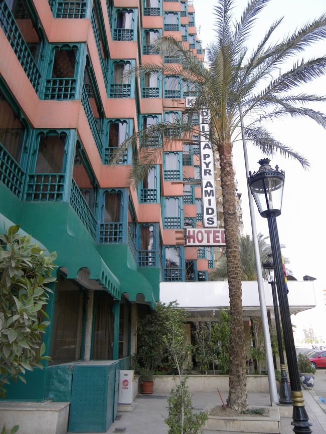 こちらが宿泊した【デルタ・ピラミッズ】というホテルです。<br />部屋からの景色は最高だったし、ホテルの人の感じもとても良いし、部屋のトイレやシャワー（ちゃんとお湯も出た！）もちゃんとしていたので、なかなか快適だったなぁ♪<br />1日中クラクションはうるさかったけど…でも、あまりに疲れて眠れないってことは全然なかったです(笑)