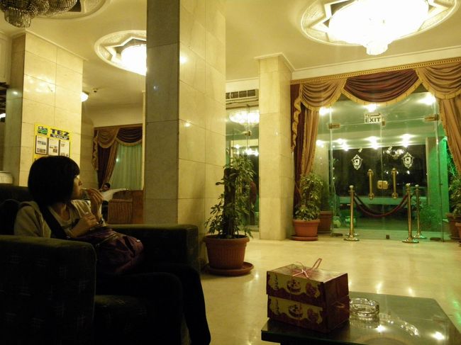 ホテルのロビーでガイドさんを待つ図☆<br /><br />たったの2日間だったけど、ちょっとだけエジプトを垣間見て、楽しいことやおもしろいこと、暑さや客引きにはうんざりしたけど、人との触れ合いはとても楽しかったです♪<br />エジプト人はとっても陽気で楽しい人たち（≧▽≦）<br /><br /><br />次は、トルコのカッパドキアへ向かいます！<br />どんなドキドキが待ってるんだろう〜♪と胸を躍らせながら…（でも、この時はとても眠くて本当はドキドキではなく、早く到着してよ〜が正しかったです・笑）