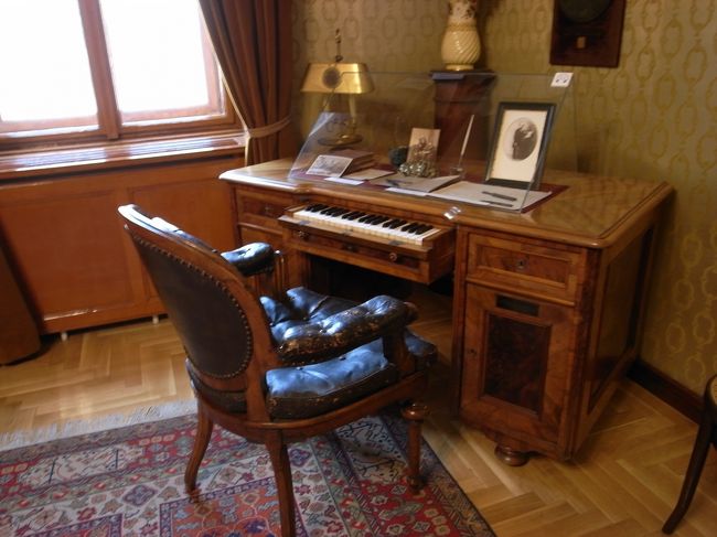 一階で靴の上からスリッパを履き二階に上がっていくとリスト博物館があります。