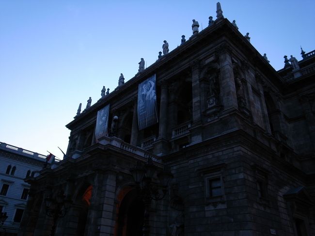 オペラ座です。ヘンデルのオペラを見ました。演出がすごくモダンで？？？でした。