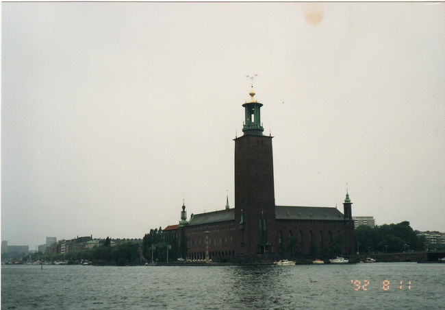 ストックホルムのシンボル市庁舎です。<br />内部ではノーベル賞受賞者の祝賀晩餐会が行われます。<br />いちばん広い黄金の間では、金箔のモザイクが圧巻です。