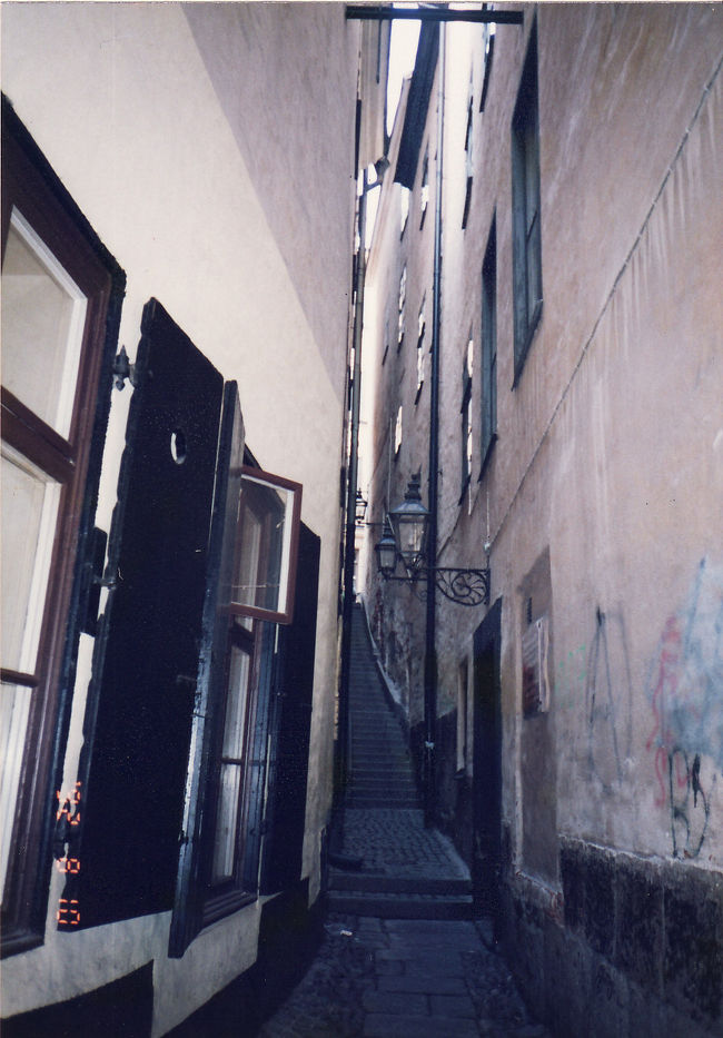 ガムラスタン（旧市街）でいちばん狭い小路。<br />絵になります。