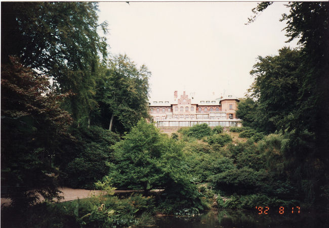 ソフィエルーも１日かけて行きましたが、行った甲斐のある場所です。建物だけでなく、庭がすばらしいです。カフェもありくつろげます。<br />庭からお城の裏側の写真。