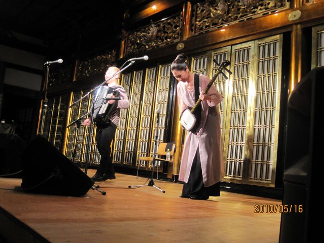 アコーヂオンと三味線が見事にマッチ。<br />