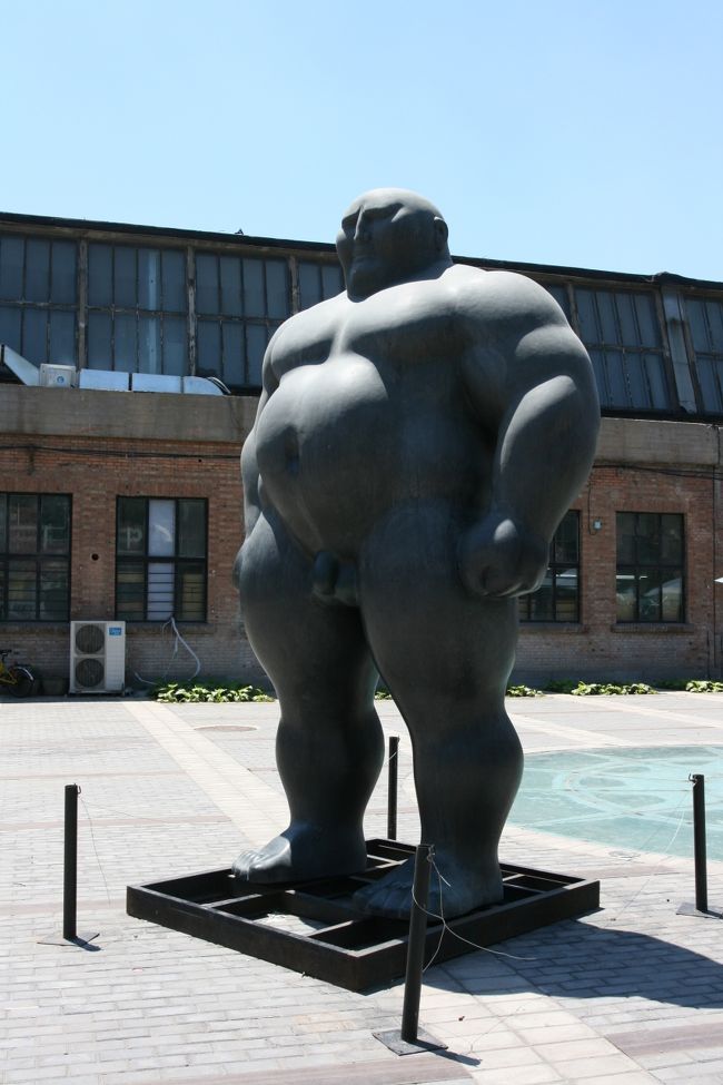 先ほどと同じアーティストの、<br />肉感的な作品。<br /><br />35℃の炎天下でみると、<br />彼がとても我慢強い人にみえます。。。