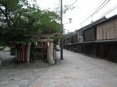 　白川沿いにある辰巳神社です。
　この周囲は、重要伝統的建物群保存区域という大層な名前が付いていますが、実際にも、昔風の茶屋が並んでいて、名前負けしてませんでしたね。