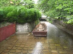 　一之舟入においてある高瀬舟です。
　高瀬川は、江戸初期に角倉了以が開いた運河です。当時は、伏見と御池通の少し北にある一之舟入の間をこの船で結んでいました。