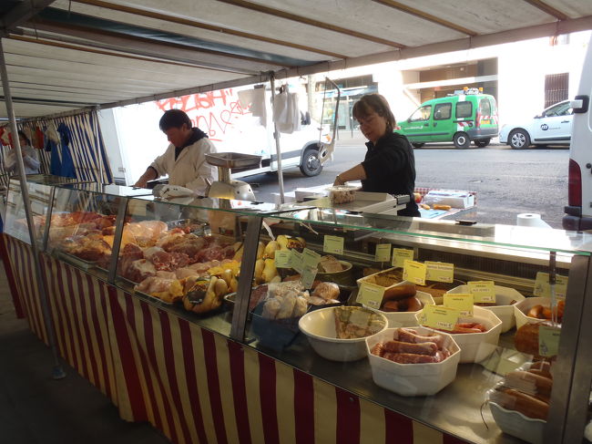 　Bon jour!（おはよう/こんにちは）のあいさつに写真を撮ってもいいですか？のジャスチャー。<br /><br />　みなさん、何気なく働きだします！？<br />カメラを向けられて、おすまししないの好きです。（笑）