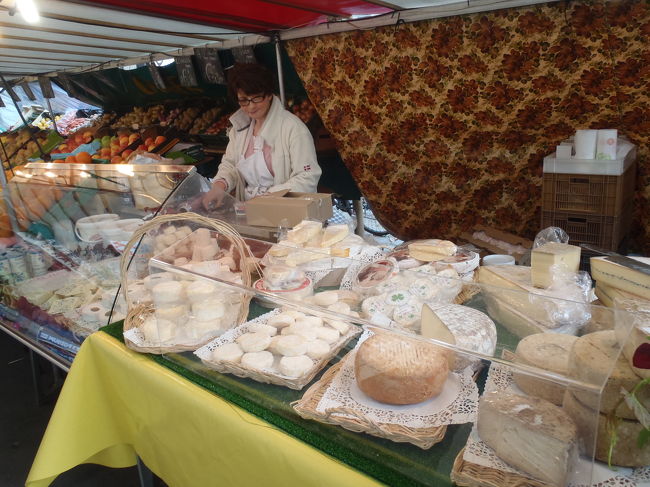 　野菜、果物、肉、魚。そしてチーズのマルシェは定番的存在。毎日食べても、尽きない種類の多さですね。<br /><br />　あっ、パン屋さん撮り忘れてる！<br />ドーナツを朝ごはんにいただきました。（笑）