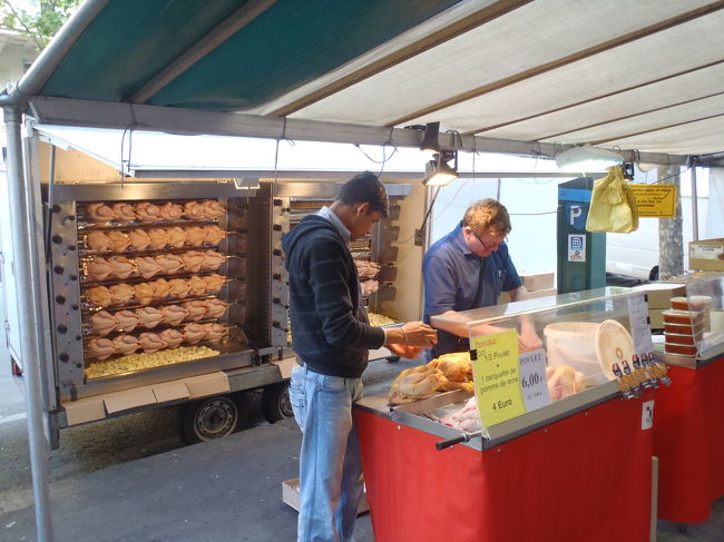 　丸鳥も焼かれてます！<br />写真撮らせてよ？と言うと、<br />日本から来たのか？の問い。<br />「ウェ」（ウィの砕けた表現）と<br />答えると、「ヤキトリ！」<br />オ　ララ〜！<br />「Bien sur,J'aime beaucoup YAKITORI!」<br />（もちろん、焼き鳥大好き！）と言ってやった。（爆）<br /><br />　ちょっとトレビア！？<br />フランス大手企業の社長だったと思うが、来日の際の接待で、どこに連れて行っても浮かない顔。焼き鳥屋に連れていったら、顔がほころんだとか。<br />　「トイレにセボン」のCMをしてたフランソワーズ・モレシャンも焼き鳥が大好き。タレをごはんにかけて食べるのがもっと好きだそうだ。（＾＾；）<br />　塩が主流になりつつあるが、あのタレがフランス人の心を打つ様だ。