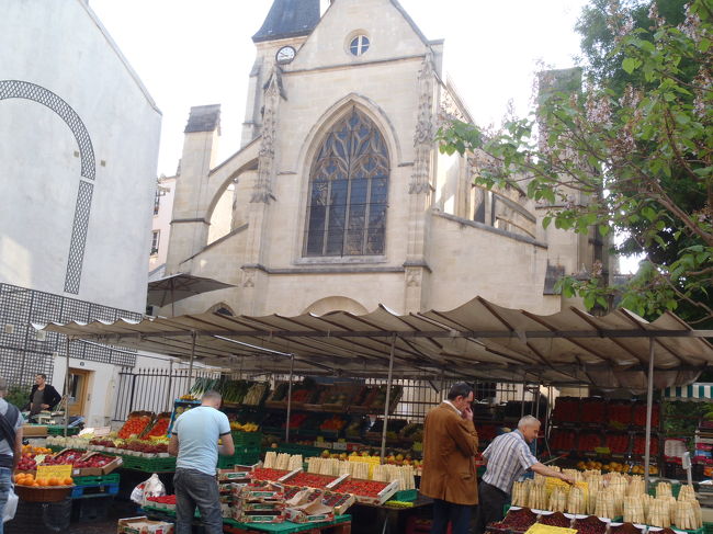 　Eglise Saint-Medard（サン　メダール教会）の傍らがお目当てのムフタール市場。ようやく到着。