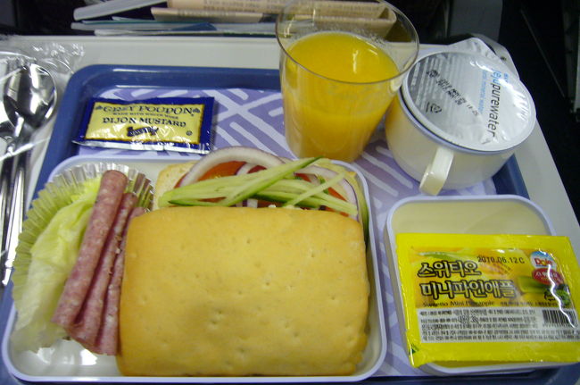 今回は初めての大韓航空。これまで韓国へは数回行っていますが、ＪＡＬ、ＡＮＡ、アシアナと毎回異なったエアに乗っていました。ここ最近ではＡＮＡ、アシアナですが、３席−３席で真ん中に通路一本という小さな機体でしたが、今回のＫＡＬは２席−４席−２席で通路２本。久しぶりのゆったり機内でしたが、機内食はさみしかった。