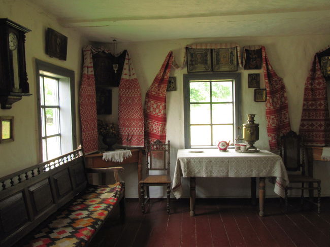 前編で紹介した緑の屋根の教会のそばの家の中<br /><br />壁にいくつもあるのは皆、イコンです。<br />テーブルの上に乗っているのは、サモワールです。<br />