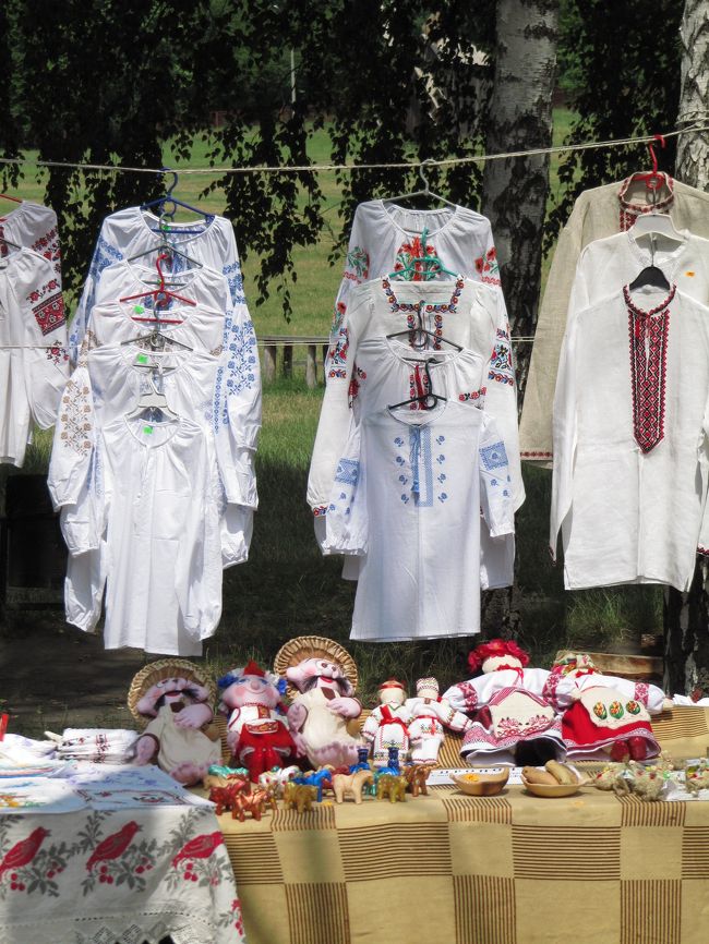 伝統的な模様の刺繍のシャツと人形など