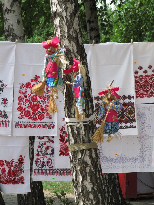 赤いリボンにほうきを持ったおばあさん人形と刺繍の布<br /><br />魔法使いのおばあさん？<br />