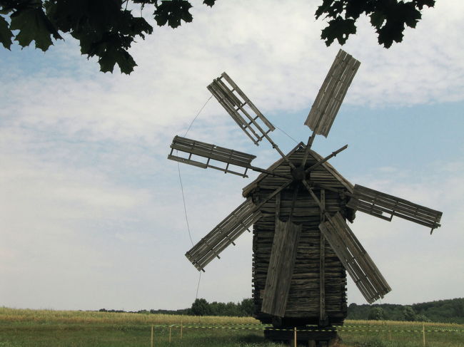 風車を、少しシルエット気味に捉える<br /><br />空が少しでも晴れてくるのを待って撮りました。<br />待っている間、木陰の下で30分ほど休憩しました。<br />空の水色を出すためには露出を少しアンダーにする必要があるので、風車はシルエット気味に捉えることにしました。<br />