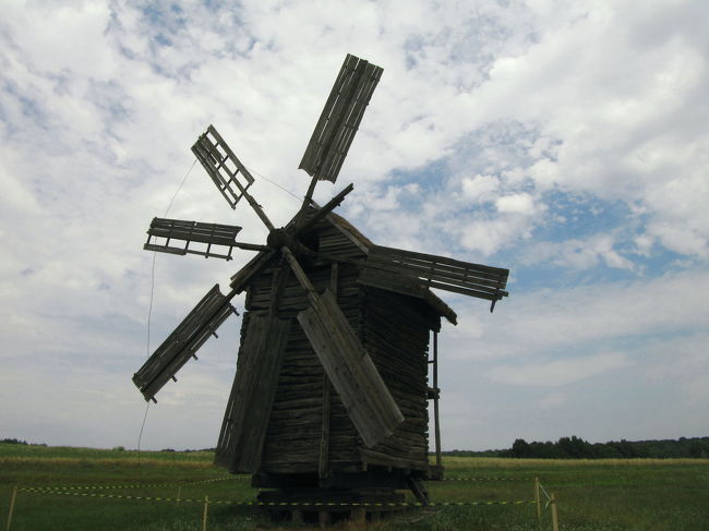 役目を終え、引退してこの博物館にやってきた風車<br /><br />苗の写真と同じ風車です。アングルを変えてもう1枚@<br />