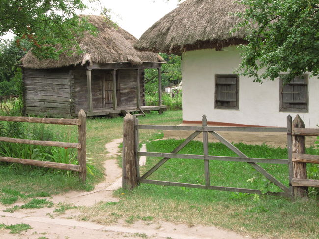 母屋と家畜小屋<br /><br />母屋の方は白漆喰できれいに化粧されています。<br />