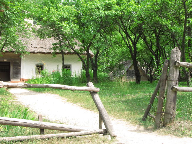 木戸と母屋と三角屋根の貯蔵庫