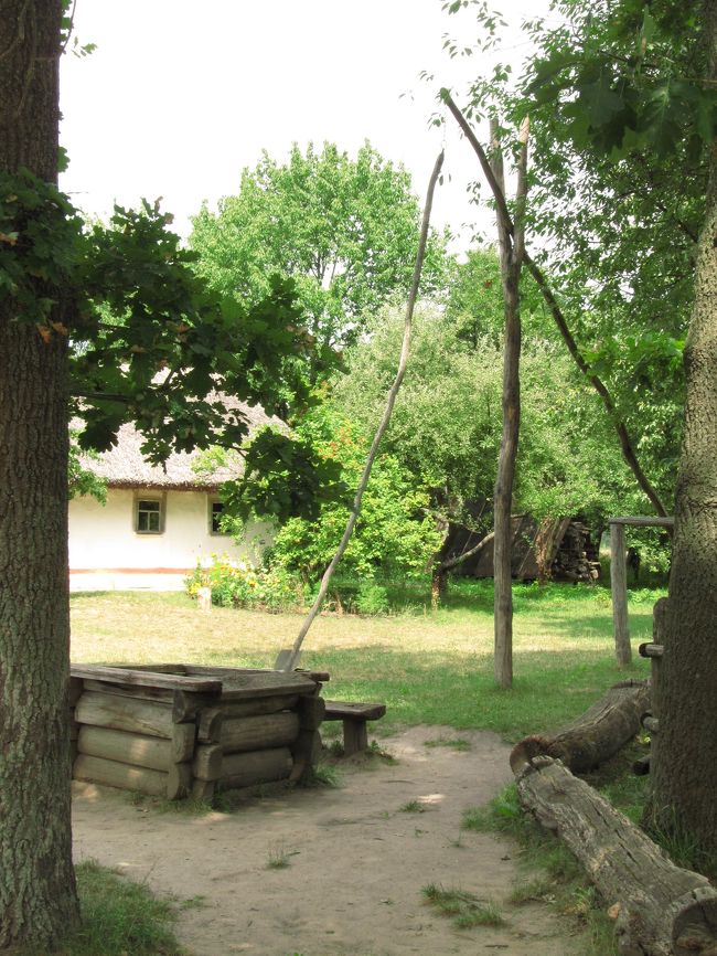 ルーマニアで見たのと同じしくみの井戸<br /><br />見て写真が撮れたのは、2007年の夏のルーマニア旅行で、ウクライナと隣接するマラムレシュ地方の田舎を現地ガイドに案内してもらっていたときです。<br /><br />関連の写真<br />http://4travel.jp/traveler/traveler-mami/pict/12985034/<br />関連の旅行記<br />「2007年ルーマニア旅行第11日目(2)マラムレシュ地方：ブルサナ村の木彫り師のアトリエを訪ねて」<br />http://4travel.jp/traveler/traveler-mami/album/10195173/<br />