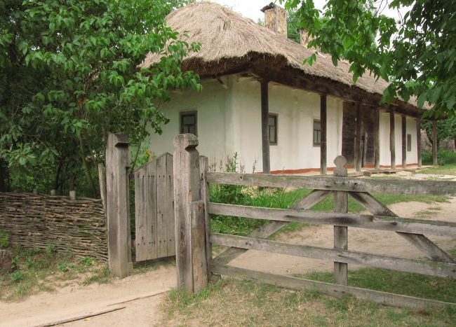 木戸と茅葺屋根の母屋
