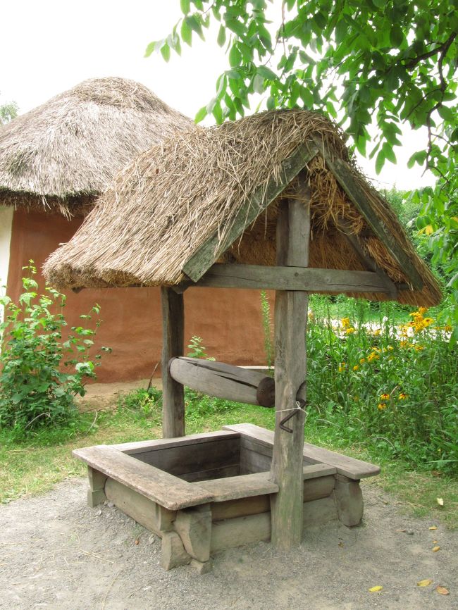 別のタイプの井戸<br /><br />これもルーマニアのウクライナと隣接するマラムレシュ地方で見かけました。<br />といっても、こちらはよくあるタイプでしょう。<br />桶にくくりつけられたロープをこのマルタに巻きつけて引き上げて水を汲むしくみです。<br /><br />関連の写真<br />http://4travel.jp/traveler/traveler-mami/pict/12887459/<br />関連の旅行記<br />「2007年ルーマニア旅行第９日目(5)マラムレシュ地方：ヴァド・イゼイ村を散歩」<br />http://4travel.jp/traveler/traveler-mami/album/10189140/<br />