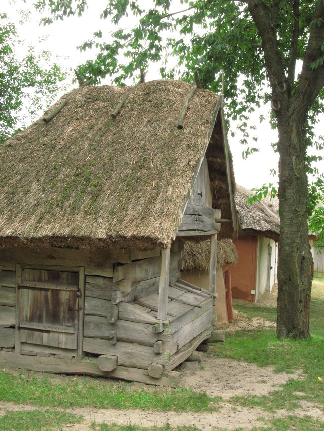 家畜のえさ箱部分が飛び出ている@