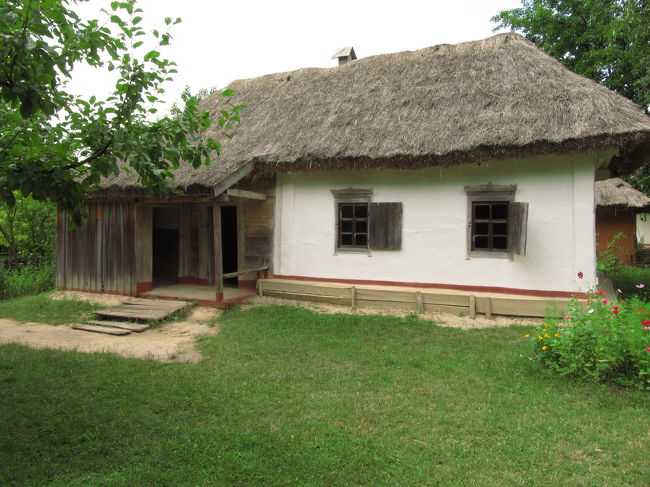 ポーチらしきものがあるちょっと立派な家