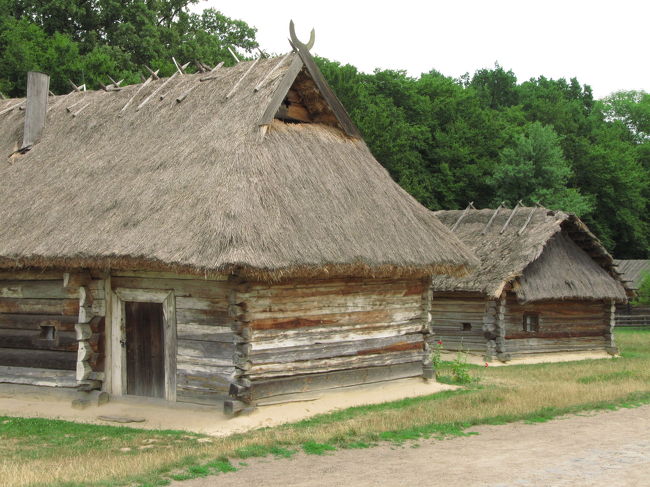 また違うタイプの屋根の家<br /><br />板張りがむき出しですが、ペイントが剥げていなければ、おなりお洒落な家だったかもしれません。<br />