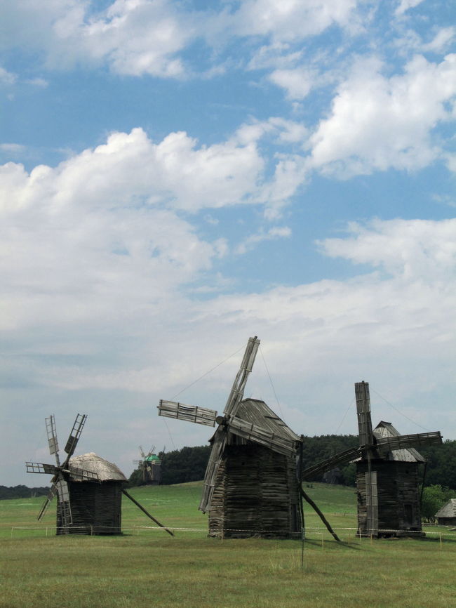 なんとか見えてきた青空と風車・その２<br /><br />貴重な風景なのでタテでも撮ってみました@<br />