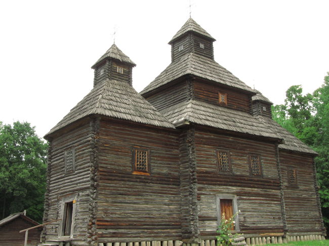 入口から３層構造であることが外からよくわかる木造教会<br /><br />ウクライナと隣接するルーマニアのマラムレシュ地方の木造教会と同じく、第一室目はプロナオスで第二室目はナオスと呼ばれ、イコノスタシスに遮られて奥が礼拝堂になっているのではないかと思います。<br />中は見学できましたが、現役の教会なので写真は撮れませんでした。<br /><br />ルーマニアのマラムレシュ地方の木造教会の内部の解説のある写真<br />http://4travel.jp/traveler/traveler-mami/pict/12868673/<br />関連の旅行記<br />「2007年ルーマニア旅行第９日目(1)：世界遺産のスルデシュティ木造教会を訪ねて」<br />http://4travel.jp/traveler/traveler-mami/album/10189130/<br />