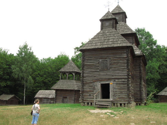 木造教会と、左隣はおそらく鐘楼