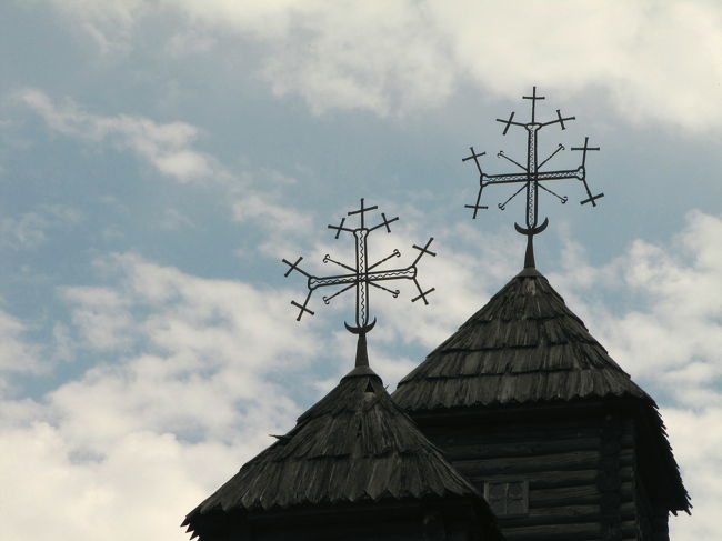 屋根の複雑な十字と三日月のデザイン