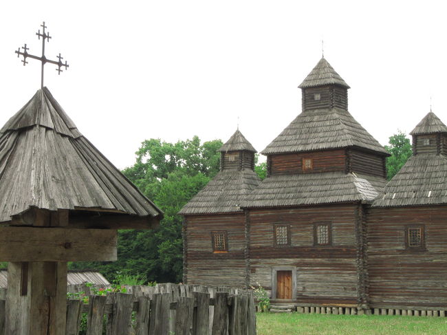 木造教会と十字架の木戸のある家