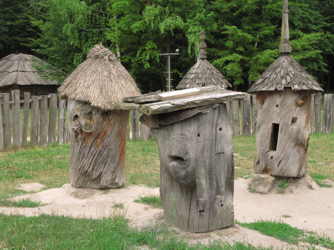 もしかしたらミツバチの巣箱？