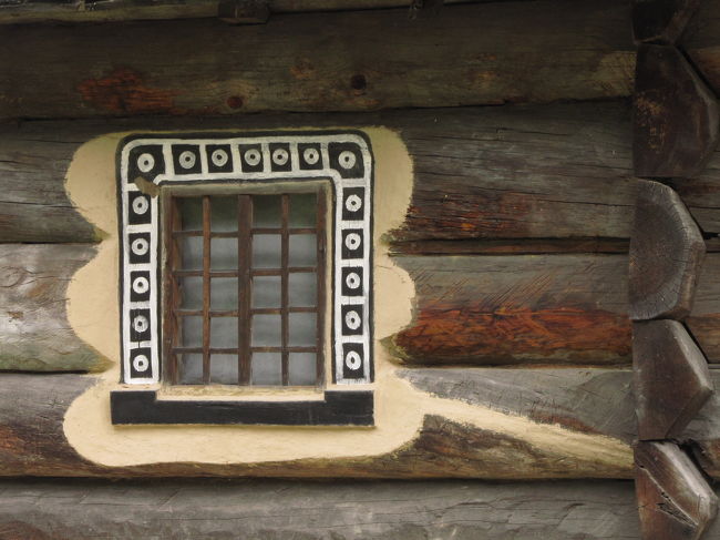 可愛らしくペイントされた窓枠