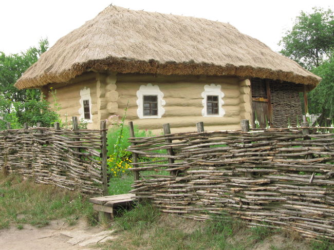 編んだフェンスと、丸太がくっきり可愛い母屋