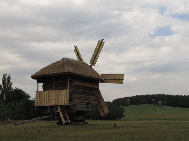 風車小屋と丘の風車小屋群<br /><br />この時点で相当へたばっていましたが、丘の上の風車が撮りたくて、頑張って上りました。<br />