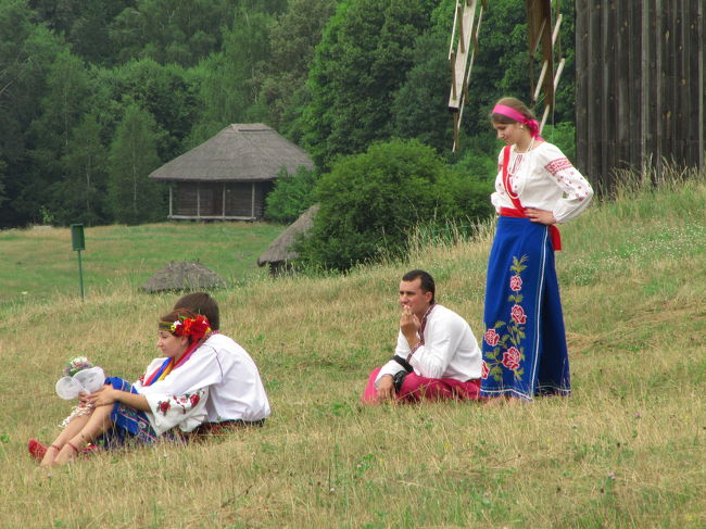 民族衣装の人たちが撮影中