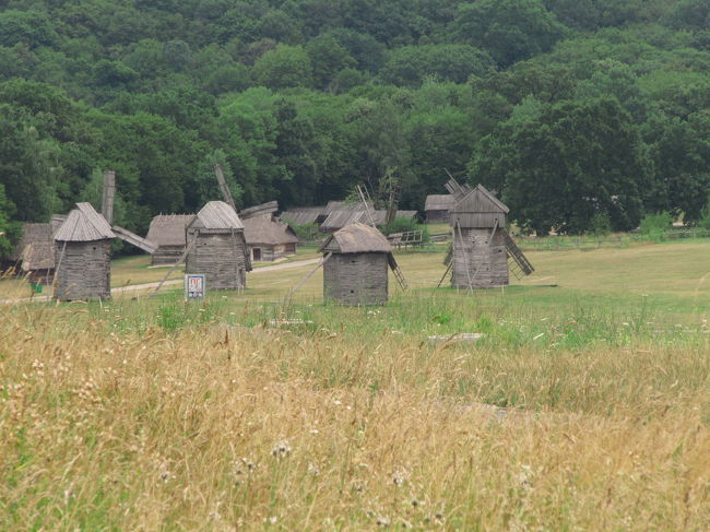 丘のふもとに並ぶ風車