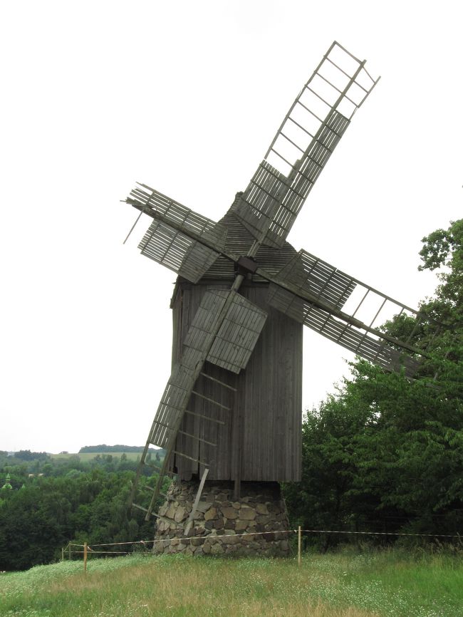石造りの土台と羽がお洒落な風車
