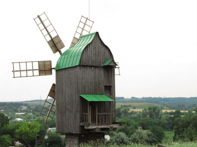 緑の屋根の風車と丘の上からの見晴らし<br /><br />のどかな田園風景が広がっています。<br />
