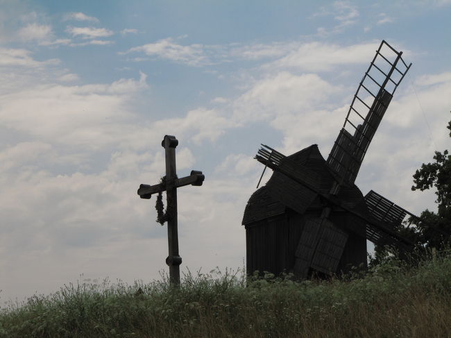 十字架と風車をシルエット風に捉える<br /><br />空の青さを出すためには露出をアンダーにしなくてはならないので。<br />