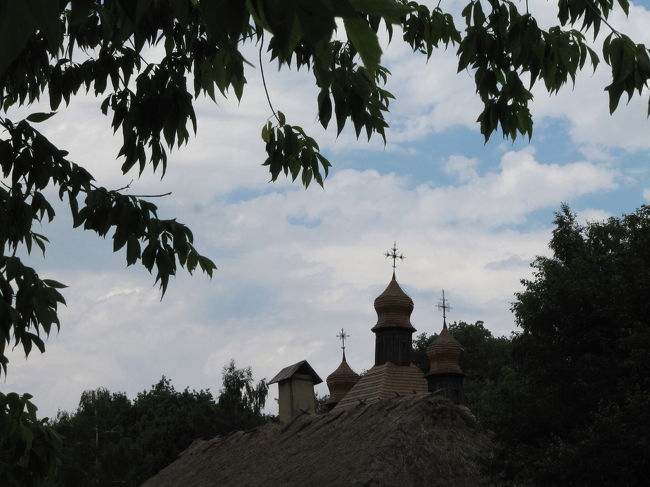 玉ネギ屋根の教会の屋根のシルエット<br /><br />まだ回りきっていないけど、そろそろ引き上げようと出口方向に歩き出しているときに見つけた教会です。<br />